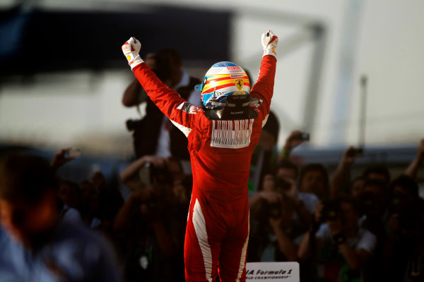 Bahrain International Circuit, Sakhir, Bahrain
14th March 2010
Fernando Alonso, Ferrari F10, 1st position, celebrates victory. Portrait. Helmets. Finish.
World Copyright: Andrew Ferraro /LAT Photographic
ref: Digital Image _Q0C5650