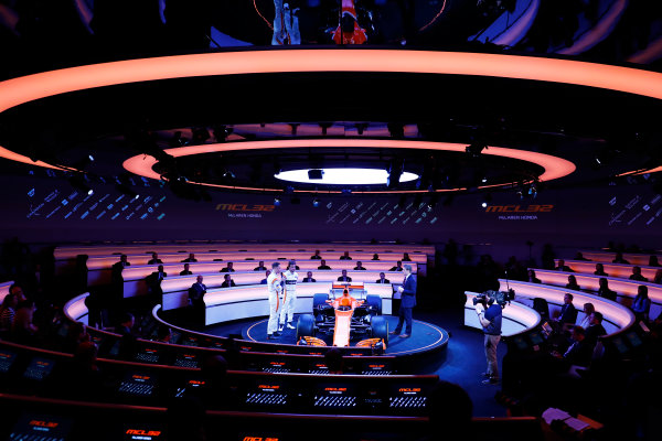 McLaren MCL32 Honda Formula 1 Launch.
McLaren Technology Centre, Woking, UK.
Friday 24 February 2017.
Fernando Alonso, McLaren, Stoffel Vandoorne, McLaren, and presenter Simon Lazenby discuss the MCL32 on stage.
World Copyright: Steven Tee/LAT Images
Ref: _R3I5157