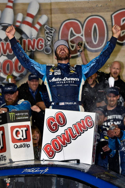 Monster Energy NASCAR Cup Series
Go Bowling 400
Kansas Speedway, Kansas City, KS USA
Saturday 13 May 2017
Martin Truex Jr, Furniture Row Racing, Auto-Owners Insurance Toyota Camry celebrates is win in Victory Lane
World Copyright: Nigel Kinrade
LAT Images
ref: Digital Image 17KAN1nk09952