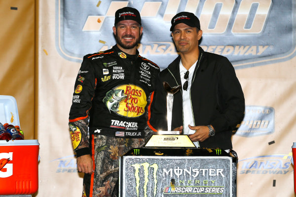 Monster Energy NASCAR Cup Series
Hollywood Casino 400
Kansas Speedway, Kansas City, KS USA
Sunday 22 October 2017
Martin Truex Jr, Furniture Row Racing, Bass Pro Shops / Tracker Boats Toyota Camry celebrates in victory lane with Jay Hernandez
World Copyright: Russell LaBounty
LAT Images