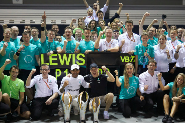 Marina Bay Circuit, Marina Bay, Singapore.
Sunday 17 September 2017.
Lewis Hamilton, Mercedes AMG, 1st Position, Valtteri Bottas, Mercedes AMG, 3rd Position, and the Mercedes team celebrate victory.
World Copyright: Steve Etherington/LAT Images 
ref: Digital Image SNE19549