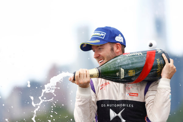 2016/2017 FIA Formula E Championship.
Round 9 - New York City ePrix, Brooklyn, New York, USA.
Saturday 15 July 2017.
Sam Bird (GBR), DS Virgin Racing, Spark-Citroen, Virgin DSV-02, sprays the champagne on the podium.
Photo: Alastair Staley/LAT/Formula E
ref: Digital Image _R3I0058