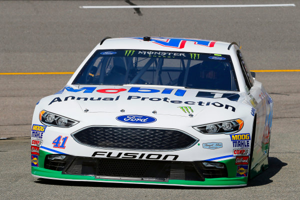 Monster Energy NASCAR Cup Series
Toyota Owners 400
Richmond International Raceway, Richmond, VA USA
Friday 28 April 2017
Kurt Busch, Stewart-Haas Racing, Mobil 1 Annual Protection Ford Fusion
World Copyright: Russell LaBounty
LAT Images
ref: Digital Image 17RIC1Jrl_0653