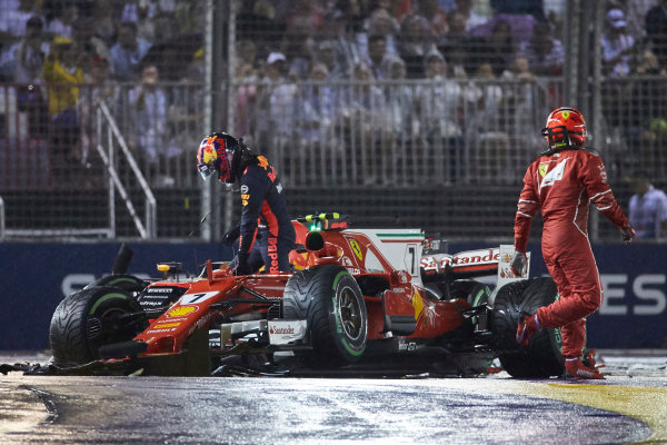 Marina Bay Circuit, Marina Bay, Singapore.
Sunday 17 September 2017.
Kimi Raikkonen, Ferrari, and Max Verstappen, Red Bull, climb out of their damaged cars after a collision at the start.
World Copyright: Steve Etherington/LAT Images 
ref: Digital Image SNE18981