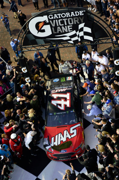 2017 NASCAR Monster Energy Cup - Daytona 500
Daytona International Speedway, Daytona Beach, FL USA
Sunday 26 February 2017
Kurt Busch, pulls into victory lane after winning the Daytona 500.
World Copyright: John K Harrelson / LAT Images
ref: Digital Image 17DAY2jh_08535