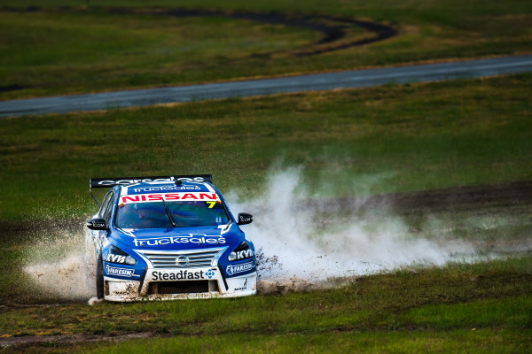 2017 Supercars Championship Round 5.
Winton SuperSprint, Winton Raceway, Victoria, Australia.
Friday May 19th to Sunday May 21st 2017.
Todd Kelly drives the #7 Carsales Racing Nissan Altima.
World Copyright: Daniel Kalisz/LAT Images
Ref: Digital Image 190517_VASCR5_DKIMG_3676.JPG 2017 Supercars Championship Round 5.
Winton SuperSprint, Winton Raceway, Victoria, Australia.
Friday May 19th to Sunday May 21st 2017.
Todd Kelly drives the #7 Carsales Racing Nissan Altima.
World Copyright: Daniel Kalisz/LAT Images
Ref: Digital Image 190517_VASCR5_DKIMG_3676.JPG