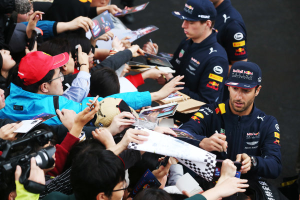 Shanghai International Circuit, Shanghai, China.  Thursday 06 April 2017. 
Daniel Ricciardo, Red Bull Racing, and Max Verstappen, Red Bull, sign autographs for fans.
World Copyright: Charles Coates/LAT Images 
ref: Digital Image GJ9R7466