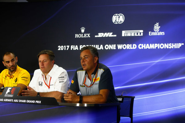 Yas Marina Circuit, Abu Dhabi, United Arab Emirates.
Friday 24 November 2017.
Cyril Abiteboul, Managing Director, Renault Sport F1, Zak Brown, Executive Director, McLaren Technology Group, and Mario Isola, Racing Manager, Pirelli Motorsport, in the press conference.
World Copyright: Andy Hone/LAT Images 
ref: Digital Image _ONZ9415