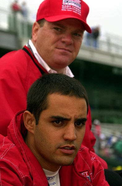 Juan Montoya (foreground) and Chip Ganassi watch on as qualifying unfolds.
84th. Indianapolis 500, Indy Racing Northern Light Series, Indianapolis Motor Speedway, Speedway Indiana,USA 28 May,2000 -F
Peirce Williams 2000 LAT PHOTOGRAPHIC