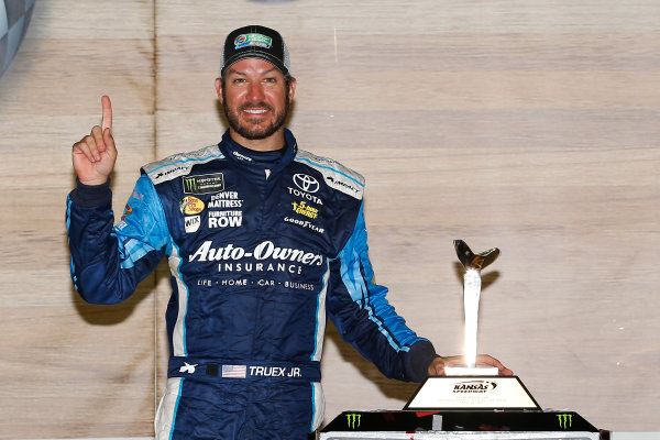 Monster Energy NASCAR Cup Series
Go Bowling 400
Kansas Speedway, Kansas City, KS USA
Sunday 14 May 2017
Martin Truex Jr, Furniture Row Racing, Auto-Owners Insurance Toyota Camry celebrates in victory lane
World Copyright: Russell LaBounty
LAT Images
ref: Digital Image 17KAN1rl_7950 Monster Energy NASCAR Cup Series
Go Bowling 400
Kansas Speedway, Kansas City, KS USA
Sunday 14 May 2017
Martin Truex Jr, Furniture Row Racing, Auto-Owners Insurance Toyota Camry celebrates in victory lane
World Copyright: Russell LaBounty
LAT Images
ref: Digital Image 17KAN1rl_7950