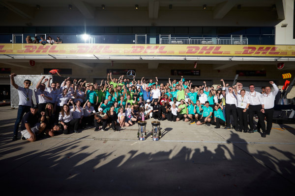 Circuit of the Americas, Austin, Texas, United States of America.
Sunday 22 October 2017.
Lewis Hamilton, Mercedes AMG, 1st Position, and the Mercedes team celebrate victory in the race and the Constructors Championship.
World Copyright: Steve Etherington/LAT Images
ref: Digital Image SNE19876 Circuit of the Americas, Austin, Texas, United States of America.
Sunday 22 October 2017.
Lewis Hamilton, Mercedes AMG, 1st Position, and the Mercedes team celebrate victory in the race and the Constructors Championship.
World Copyright: Steve Etherington/LAT Images
ref: Digital Image SNE19876