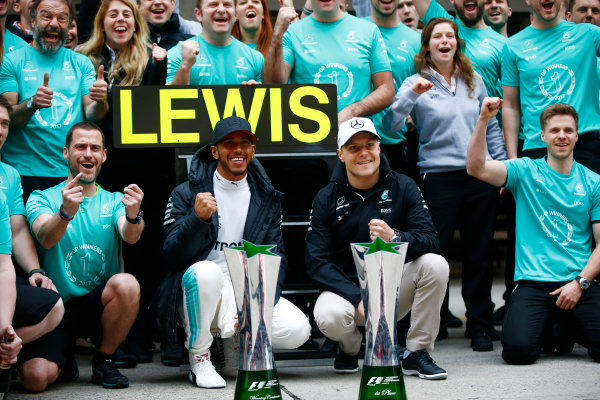 Shanghai International Circuit, Shanghai, China. Sunday 09 April 2017.
Lewis Hamilton, Mercedes AMG, celebrates victory with Valtteri Bottas, Mercedes AMG and colleagues.
World Copyright: Andrew Hone/LAT Images
ref: Digital Image _ONY6083 Shanghai International Circuit, Shanghai, China. Sunday 09 April 2017.
Lewis Hamilton, Mercedes AMG, celebrates victory with Valtteri Bottas, Mercedes AMG and colleagues.
World Copyright: Andrew Hone/LAT Images
ref: Digital Image _ONY6083