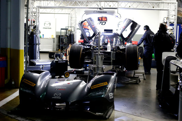 2017 Rolex 24 Hours.
Daytona, Florida, USA
Sunday 29 January 2017.
Mechanics working of the #70 Mazda Motorsports Mazda DPi: Joel Miller, Tom Long, James Hinchcliffe
World Copyright: Alexander Trienitz/LAT Images
ref: Digital Image 2017-24h-Daytona-AT1-4607