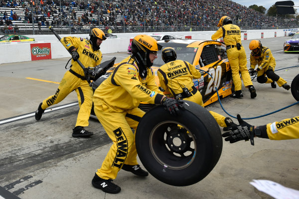 Monster Energy NASCAR Cup Series
First Data 500
Martinsville Speedway, Martinsville VA USA
Sunday 29 October 2017
Matt Kenseth, Joe Gibbs Racing, DEWALT Flexvolt Toyota Camry pit stop
World Copyright: Scott R LePage
LAT Images
ref: Digital Image lepage-171029-mart-8411