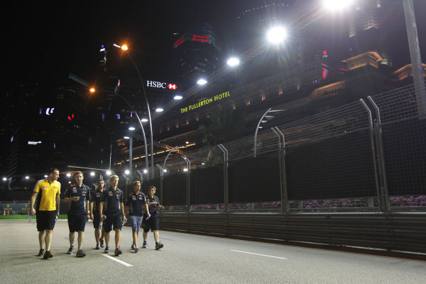 Marina Bay Circuit, Singapore.
Thursday 19th September 2013.
Sebastian Vettel, Red Bull Racing walks the track with his team.
World Copyright: Andy Hone/LAT Photographic.
ref: Digital Image HONY9120 Marina Bay Circuit, Singapore.
Thursday 19th September 2013.
Sebastian Vettel, Red Bull Racing walks the track with his team.
World Copyright: Andy Hone/LAT Photographic.
ref: Digital Image HONY9120
