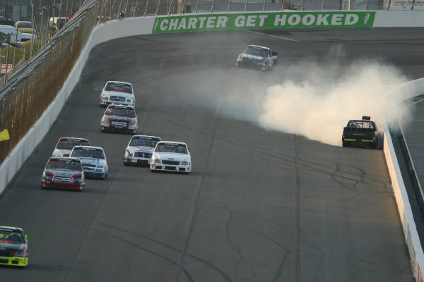 2004 Craftsman Truck Series, 16-17 July, Gateway International Raceway, Madison, IL, USA.
Ryck Sanders loops it coming out of turn four.
-2004, Phillip Abbott, USA
LAT Photographic