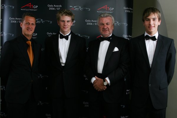 30.04
2007 London, England, 
Michael Schumacher with the A1GP Championship winning team Germany with Nico Hülkenberg, Willi Weber, Seat Holder of A1Team Germany and Christian Vietoris - A1GP World Cup of Motorsport 2006/07, Gala Awards, Royal Court of Justice, London - Copyright A1GP - Free for editorial usage