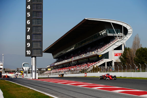 Circuit de Barcelona Catalunya, Barcelona, Spain.
Friday 10 March 2017.
Kimi Raikkonen, Ferrari SF70H, passes Carlos Sainz Jr, Toro Rosso STR12 Renault, as Fernando Alonso, McLaren MCL32 Honda, exits the pit lane.
World Copyright: Sam Bloxham/LAT Images
ref: Digital Image _SLB0809 Circuit de Barcelona Catalunya, Barcelona, Spain.
Friday 10 March 2017.
Kimi Raikkonen, Ferrari SF70H, passes Carlos Sainz Jr, Toro Rosso STR12 Renault, as Fernando Alonso, McLaren MCL32 Honda, exits the pit lane.
World Copyright: Sam Bloxham/LAT Images
ref: Digital Image _SLB0809