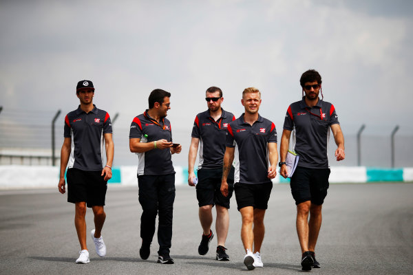 Sepang International Circuit, Sepang, Malaysia.
Thursday 28 September 2017.
Kevin Magnussen and Antonio Giovinazzi, HAAS. Walk the track prior to the Malaysian Grand Prix
World Copyright: Andy Hone/LAT Images 
ref: Digital Image _ONZ8206