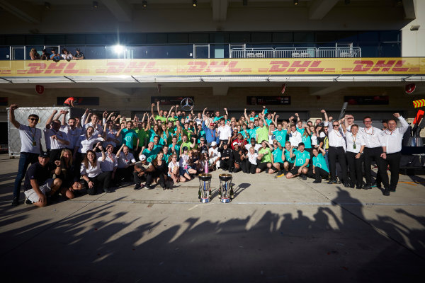 Circuit of the Americas, Austin, Texas, United States of America.
Sunday 22 October 2017.
Lewis Hamilton, Mercedes AMG, 1st Position, and the Mercedes team celebrate victory in the race and the Constructors Championship.
World Copyright: Steve Etherington/LAT Images
ref: Digital Image SNE19879 Circuit of the Americas, Austin, Texas, United States of America.
Sunday 22 October 2017.
Lewis Hamilton, Mercedes AMG, 1st Position, and the Mercedes team celebrate victory in the race and the Constructors Championship.
World Copyright: Steve Etherington/LAT Images
ref: Digital Image SNE19879