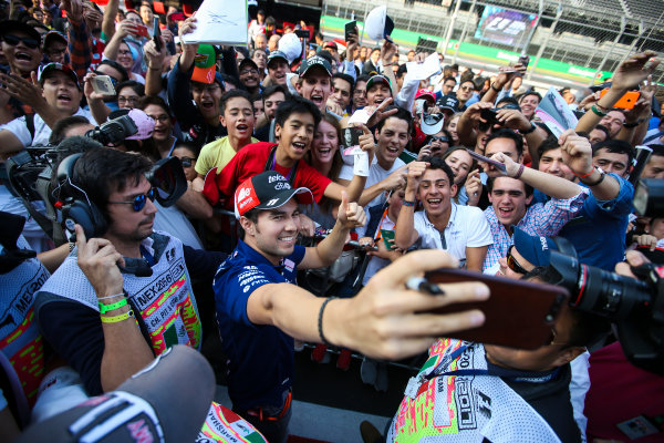 Autodromo Hermanos Rodriguez, Mexico City, Mexico.
Thursday 26 October 2017.
Home race hero Sergio Perez, Force India, takes a selfie with excited fans.
World Copyright: Charles Coates/LAT Images 
ref: Digital Image DJ5R7966