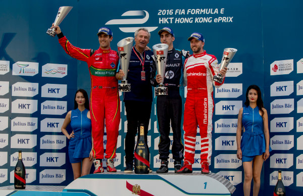 2016/2017 FIA Formula E Championship.
Hong Kong ePrix, Hong Kong, China.
Sunday 9 October 2016.
Lucas Di Grassi (BRA), ABT Schaeffler Audi Sport, Spark-Abt Sportsline, ABT Schaeffler FE02, Sebastien Buemi (SUI), Renault e.Dams, Spark-Renault, Renault Z.E 16 and Nick Heidfeld (GER), Mahindra Racing, Spark-Mahindra, Mahindra M3ELECTRO on the podium.
Photo: Zak Mauger/LAT/Formula E
ref: Digital Image _X0W2970