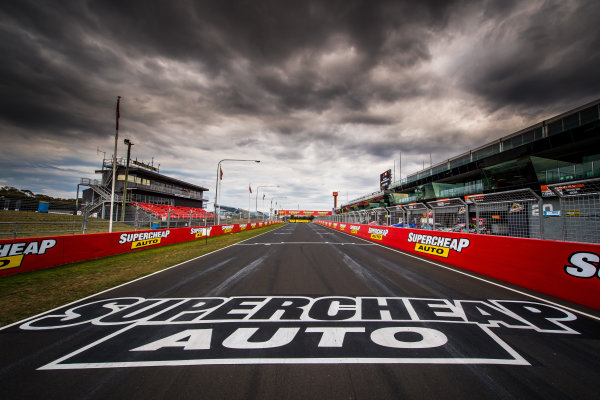 2017 Supercars Championship Round 11.
Bathurst 1000, Mount Panorama, New South Wales, Australia.
Tuesday 3rd October to Sunday 8th October 2017.
Start finish line.
World Copyright: Daniel Kalisz/LAT Images
Ref: Digital Image 031017_VASCR11_DKIMG_0057.jpg 2017 Supercars Championship Round 11.
Bathurst 1000, Mount Panorama, New South Wales, Australia.
Tuesday 3rd October to Sunday 8th October 2017.
Start finish line.
World Copyright: Daniel Kalisz/LAT Images
Ref: Digital Image 031017_VASCR11_DKIMG_0057.jpg