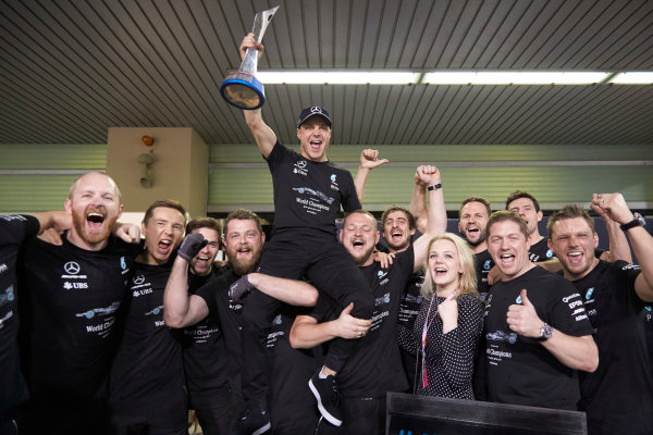 Yas Marina Circuit, Abu Dhabi, United Arab Emirates.
Sunday 26 November 2017.
Valtteri Bottas, Mercedes AMG, 1st Position, celebrates with his team and his wife Emilia.
World Copyright: Steve Etherington/LAT Images
ref: Digital Image SNE13551 Yas Marina Circuit, Abu Dhabi, United Arab Emirates.
Sunday 26 November 2017.
Valtteri Bottas, Mercedes AMG, 1st Position, celebrates with his team and his wife Emilia.
World Copyright: Steve Etherington/LAT Images
ref: Digital Image SNE13551
