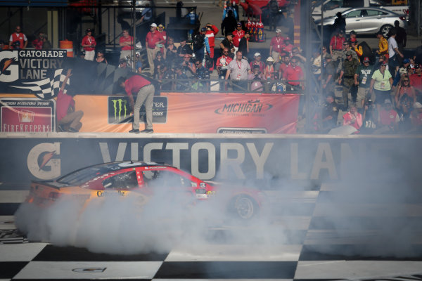 Monster Energy NASCAR Cup Series
FireKeepers Casino 400
Michigan International Speedway, Brooklyn, MI USA
Sunday 18 June 2017
Kyle Larson, Chip Ganassi Racing, Cars 3 Target Chevrolet SS celebrates with a burnout
World Copyright: Logan Whitton
LAT Images