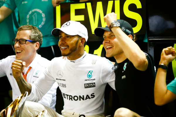Marina Bay Circuit, Marina Bay, Singapore.
Sunday 17 September 2017.
Lewis Hamilton, Mercedes AMG, 1st Position, Valtteri Bottas, Mercedes AMG, 3rd Position, and the Mercedes team celebrate.
World Copyright: Andy Hone/LAT Images
ref: Digital Image _ONZ8140 Marina Bay Circuit, Marina Bay, Singapore.
Sunday 17 September 2017.
Lewis Hamilton, Mercedes AMG, 1st Position, Valtteri Bottas, Mercedes AMG, 3rd Position, and the Mercedes team celebrate.
World Copyright: Andy Hone/LAT Images
ref: Digital Image _ONZ8140