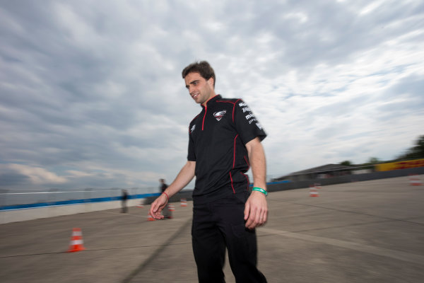 2014/2015 FIA Formula E Championship.
Berlin ePrix, Berlin Tempelhof Airport, Germany.
Thursday 21 May 2015
Jerome D'Ambrosio (BEL)/Dragon Racing - Spark-Renault SRT_01E on a hovertrax.
Photo: Andrew Ferraro/LAT/Formula E
ref: Digital Image _FER0840
2014/2015 FIA Formula E Championship.
Berlin ePrix, Berlin Tempelhof Airport, Germany.
Thursday 21 May 2015
Jerome D'Ambrosio (BEL)/Dragon Racing - Spark-Renault SRT_01E on a hovertrax.
Photo: Andrew Ferraro/LAT/Formula E
ref: Digital Image _FER0840