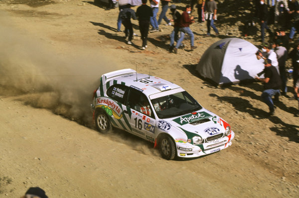 FIA World Rally Championship
Portuguese Rally, Porto, Portugal
16-19th March 2000.
Harri Rovanpera and co driver (Toyota) action.
World - LAT Photographic
Tel: +44 (0) 181 251 3000
Fax: +44 (0) 181 251 3001
e-mail: latdig@dial.pipex
com

