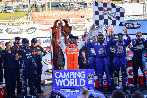 NASCAR Camping World Truck Series
Alpha Energy Solutions 250
Martinsville Speedway, Martinsville, VA USA
Saturday 1 April 2017
Chase Elliott celebrates in victory lane, Sunoco
World Copyright: Logan Whitton/LAT Images
ref: Digital Image 17MART1LW1831