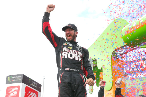 Monster Energy NASCAR Cup Series
Tales of the Turtles 400
Chicagoland Speedway, Joliet, IL USA
Sunday 17 September 2017
Martin Truex Jr, Furniture Row Racing, Furniture Row/Denver Mattress Toyota Camry celebrates in victory lane
World Copyright: Russell LaBounty
LAT Images Monster Energy NASCAR Cup Series
Tales of the Turtles 400
Chicagoland Speedway, Joliet, IL USA
Sunday 17 September 2017
Martin Truex Jr, Furniture Row Racing, Furniture Row/Denver Mattress Toyota Camry celebrates in victory lane
World Copyright: Russell LaBounty
LAT Images