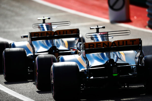 Circuit of the Americas, Austin, Texas, United States of America.
Saturday 21 October 2017.
 Carlos Sainz Jr, Renault R.S.17, and Nico Hulkenberg, Renault R.S.17, queue in the pits.
World Copyright: Glenn Dunbar/LAT Images 
ref: Digital Image _X4I9877