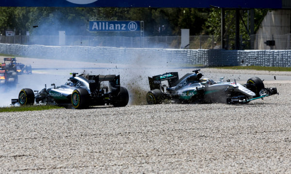 Circuit de Catalunya, Barcelona, Spain.
Sunday 15 May 2016.
Lewis Hamilton, Mercedes F1 W07 Hybrid, and Nico Rosberg, Mercedes F1 W07 Hybrid, collide on the opening lap of the race.
World Copyright: Zak Mauger/LAT Photographic
ref: Digital Image _L0U9893 Circuit de Catalunya, Barcelona, Spain.
Sunday 15 May 2016.
Lewis Hamilton, Mercedes F1 W07 Hybrid, and Nico Rosberg, Mercedes F1 W07 Hybrid, collide on the opening lap of the race.
World Copyright: Zak Mauger/LAT Photographic
ref: Digital Image _L0U9893