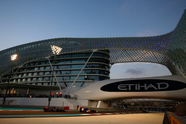 Yas Marina Circuit, Abu Dhabi, United Arab Emirates.
Sunday 29 November 2015.
Marcus Ericsson, Sauber C34 Ferrari, leads Max Verstappen, Toro Rosso STR10 Renault.
World Copyright: Steven Tee/LAT Photographic
ref: Digital Image _X0W6805