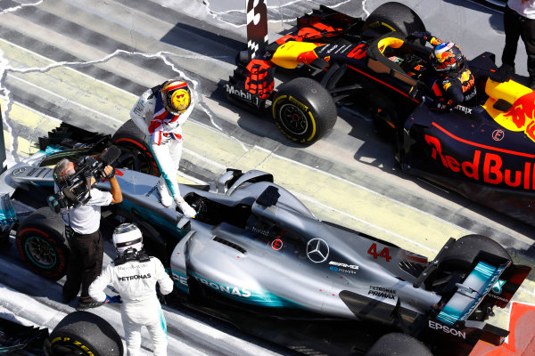 Circuit Gilles Villeneuve, Montreal, Canada.
Sunday 11 June 2017.
Lewis Hamilton, Mercedes F1 W08 EQ Power+, celebrates victory in parc ferme alongside Valtteri Bottas, Mercedes AMG and Daniel Ricciardo, Red Bull Racing. 
World Copyright: Steven Tee/LAT Images
ref: Digital Image _O3I0025