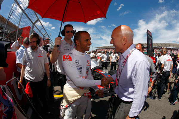 Silverstone, Northamptonshire, England
11th July 2010
Lewis Hamilton, McLaren MP4-25 Mercedes, meets Patrick Stewart on the grid. Portrait. VIPs.
World Copyright: Steven Tee/LAT Photographic
ref: Digital Image _I4V2097