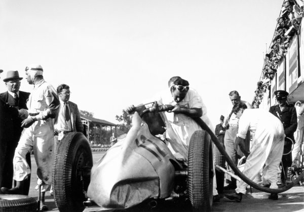 Monza, Italy. 11 September 1938.
Rudolf Caracciola talks to Max Sailer (out of car, left) as Manfred von Brauchitsch takes over the Mercedes-Benz W154, 3rd position, pitstop, action, refuelling.
World Copyright: Robert Fellowes/LAT Photographic
Ref: 38ITA02