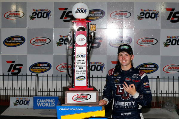 17-18 June, 2016, Newton, Iowa USA
William Byron celebrates in victory lane
?2016, Russell LaBounty
LAT Photo USA
17-18 June, 2016, Newton, Iowa USA
William Byron celebrates in victory lane
?2016, Russell LaBounty
LAT Photo USA