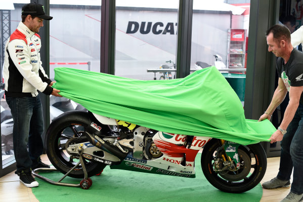 2017 MotoGP Championship - Round 12
Silverstone, Northamptonshire, UK.
Thursday 24 August 2017
Cal Crutchlow, Team LCR Honda, Aaron Slight, Cal's Castrol Honda design
World Copyright: Gold and Goose / LAT Images
ref: Digital Image 688300 2017 MotoGP Championship - Round 12
Silverstone, Northamptonshire, UK.
Thursday 24 August 2017
Cal Crutchlow, Team LCR Honda, Aaron Slight, Cal's Castrol Honda design
World Copyright: Gold and Goose / LAT Images
ref: Digital Image 688300