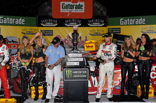 Monster Energy NASCAR Cup Series
Bojangles' Southern 500
Darlington Raceway, Darlington, SC USA
Sunday 3 September 2017
Denny Hamlin, Joe Gibbs Racing, Sport Clips Toyota Camry wins.
World Copyright: Rusty Jarrett
LAT Images Monster Energy NASCAR Cup Series
Bojangles' Southern 500
Darlington Raceway, Darlington, SC USA
Sunday 3 September 2017
Denny Hamlin, Joe Gibbs Racing, Sport Clips Toyota Camry wins.
World Copyright: Rusty Jarrett
LAT Images
