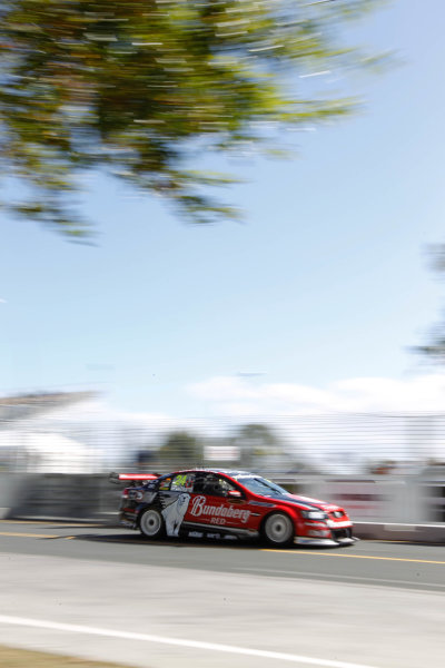 Round 4 - Hamilton 400.
Hamilton City Street Circuit, Hamilton, New Zealand.
17th - 18th April 2010.
Bundaberg Red Racing Team, Car 24, Fabian Coulthard, Holden Commodore VE, Walkinshaw Racing.
World Copyright: Mark Horsburgh / LAT Photographic
ref: 24-Coulthard-EV04-10-1473