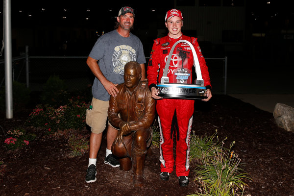 25 June, 2016, Madison, Illinois USA
Christopher Bell celebrates in victory lane
©2016, Russell LaBounty
LAT Photo USA
25 June, 2016, Madison, Illinois USA
Christopher Bell celebrates in victory lane
©2016, Russell LaBounty
LAT Photo USA