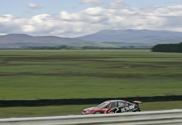 2005 Australian V8 Supercars
Symmons Plains Raceway, Australia. 11th - 13th November 2005
Race winner Garth Tander (HSV Dealer Team Holden Commodore VZ). Action.
World Copyright: Mark Horsburgh / LAT Photographic
ref: 05AusV8SP40