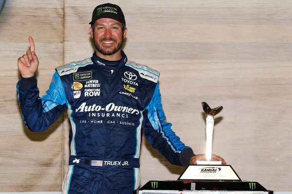 Monster Energy NASCAR Cup Series
Go Bowling 400
Kansas Speedway, Kansas City, KS USA
Sunday 14 May 2017
Martin Truex Jr, Furniture Row Racing, Auto-Owners Insurance Toyota Camry celebrates in victory lane 
World Copyright: Russell LaBounty
LAT Images
ref: Digital Image 17KAN1rl_7940