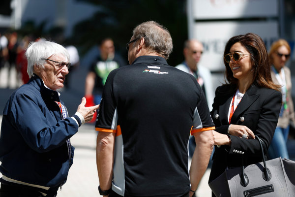 Sochi Autodrom, Sochi, Russia.
Sunday 30 April 2017.
Bernie Ecclestone, Chairman Emiritus of Formula 1, talks to wife Fabiana and Bob Fernley, Deputy Team Principal, Force India. 
World Copyright: Glenn Dunbar/LAT Images
ref: Digital Image _31I0138