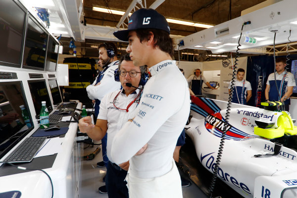 Circuit of the Americas, Austin, Texas, United States of America.
Saturday 21 October 2017.
Lance Stroll, Williams Martini Racing, in the garage with engineer Luca Baldisserri.
World Copyright: Glenn Dunbar/LAT Images 
ref: Digital Image _31I3325