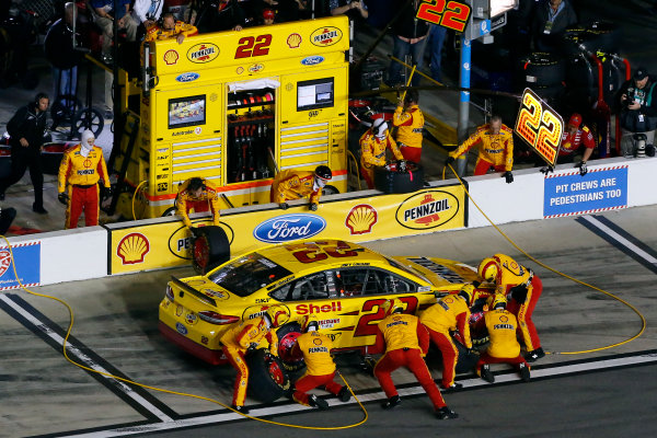 2017 NASCAR Monster Energy Cup - Can-Am Duels
Daytona International Speedway, Daytona Beach, FL USA
Thursday 23 February 2017
Joey Logano pit stop
World Copyright: Russell LaBounty/LAT Images
ref: Digital Image 17DAY2rl_01807